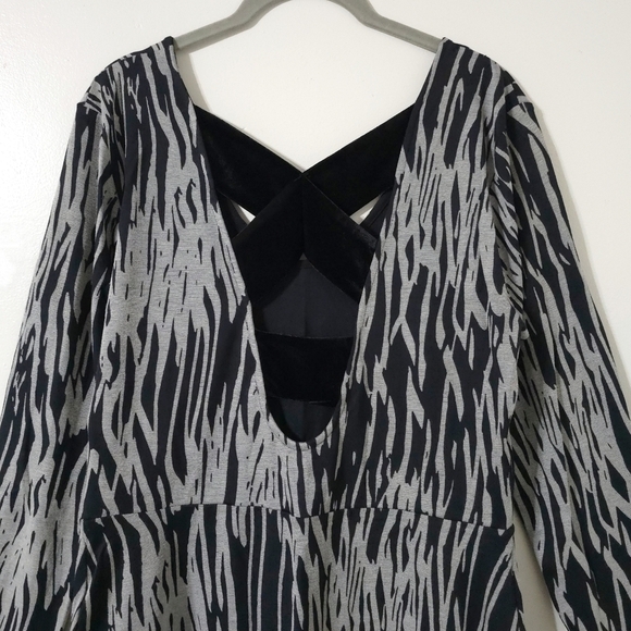 BCBGENERATION Black Grey Zebra Print Vneck Fitted Long Sleeve Mini Dress L - Picture 7 of 16